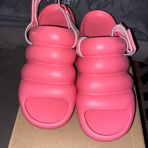 Woman’s UGG W AWW YEAH Size 10M Strawberry Cream Sandals Platforms Shoes NWB